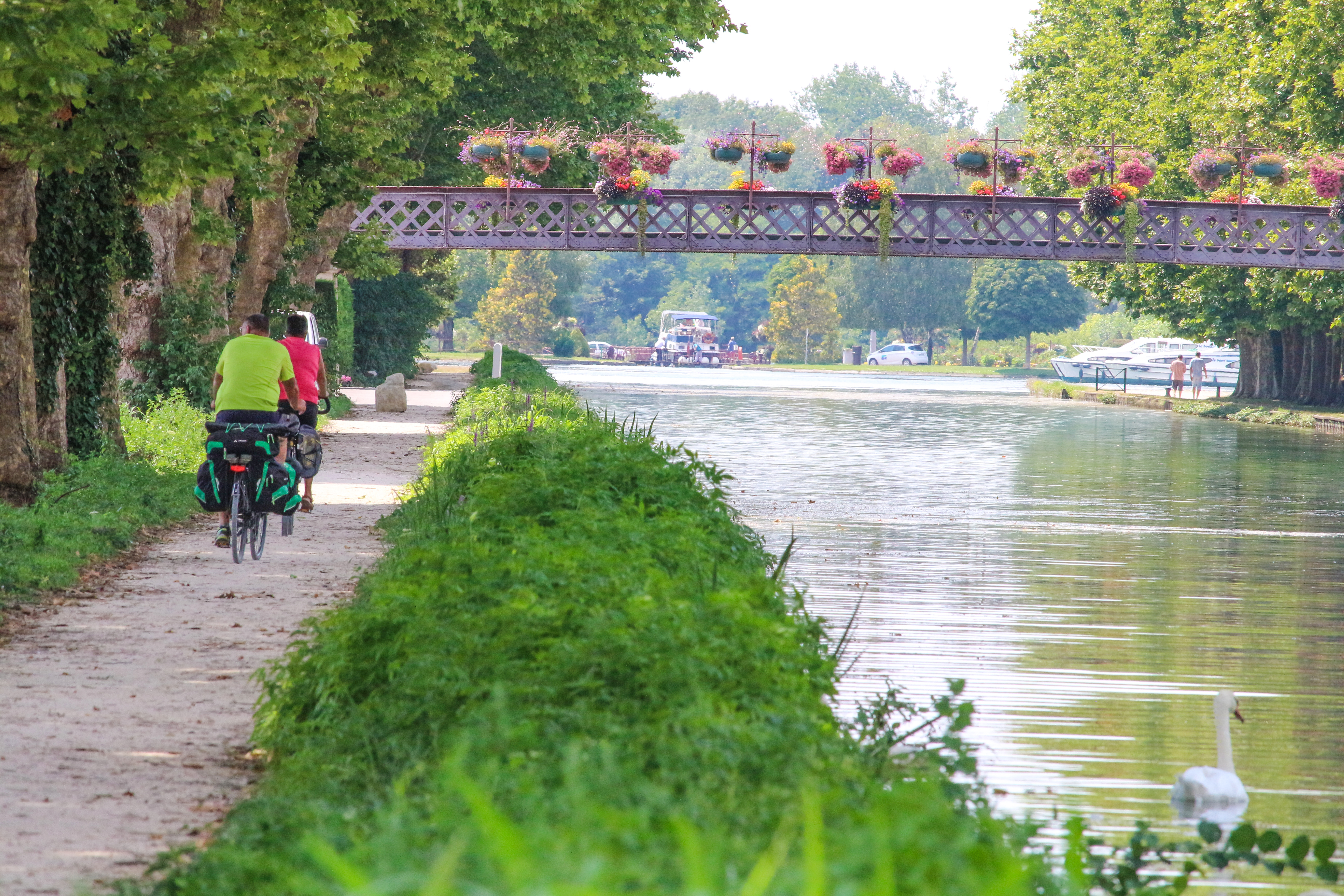 Photo du canal de Bourgogne avec deux personnes en vélo